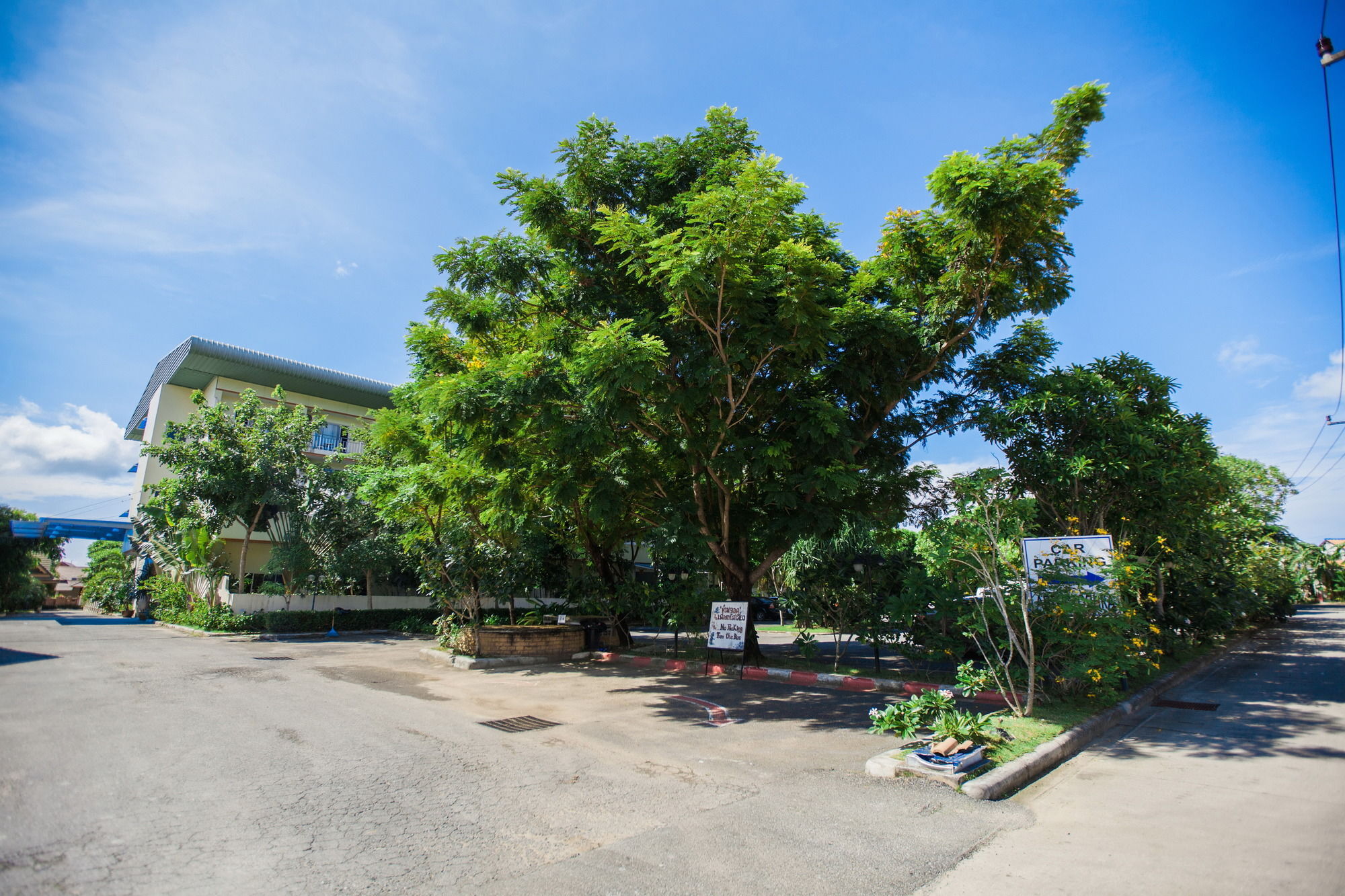 Chalong Beach Hotel Phuket Rawai エクステリア 写真