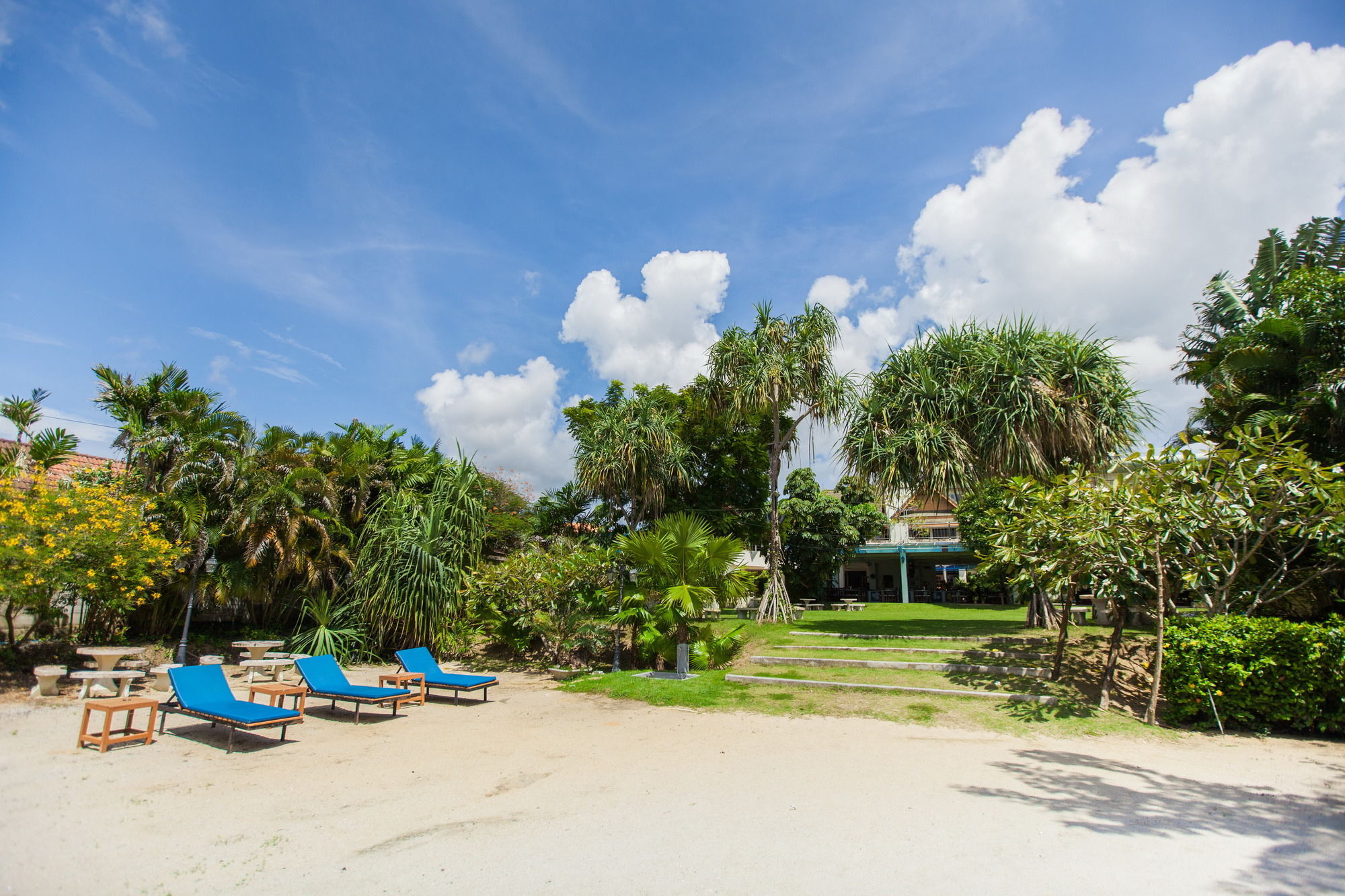 Chalong Beach Hotel Phuket Rawai エクステリア 写真