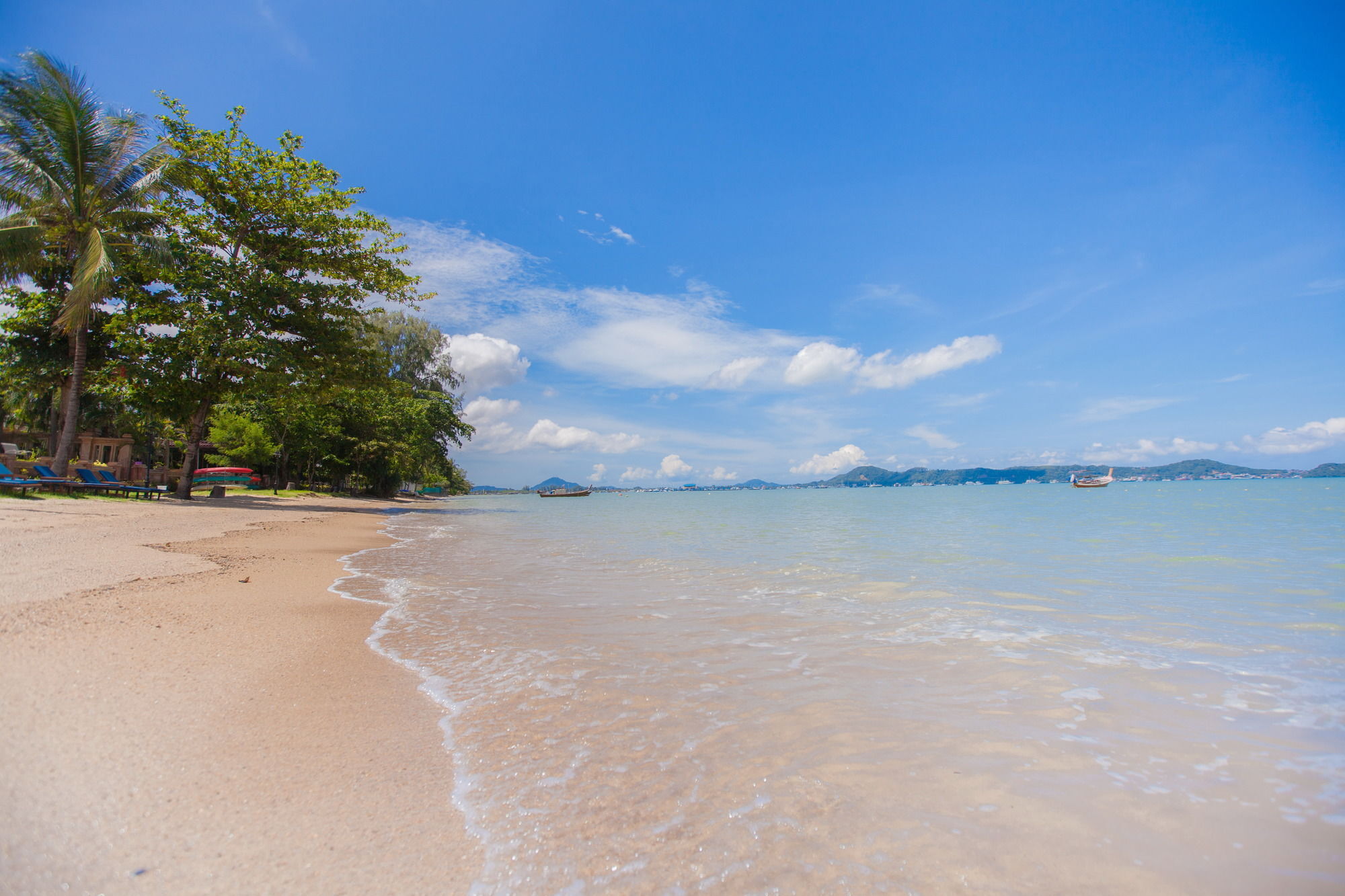 Chalong Beach Hotel Phuket Rawai エクステリア 写真