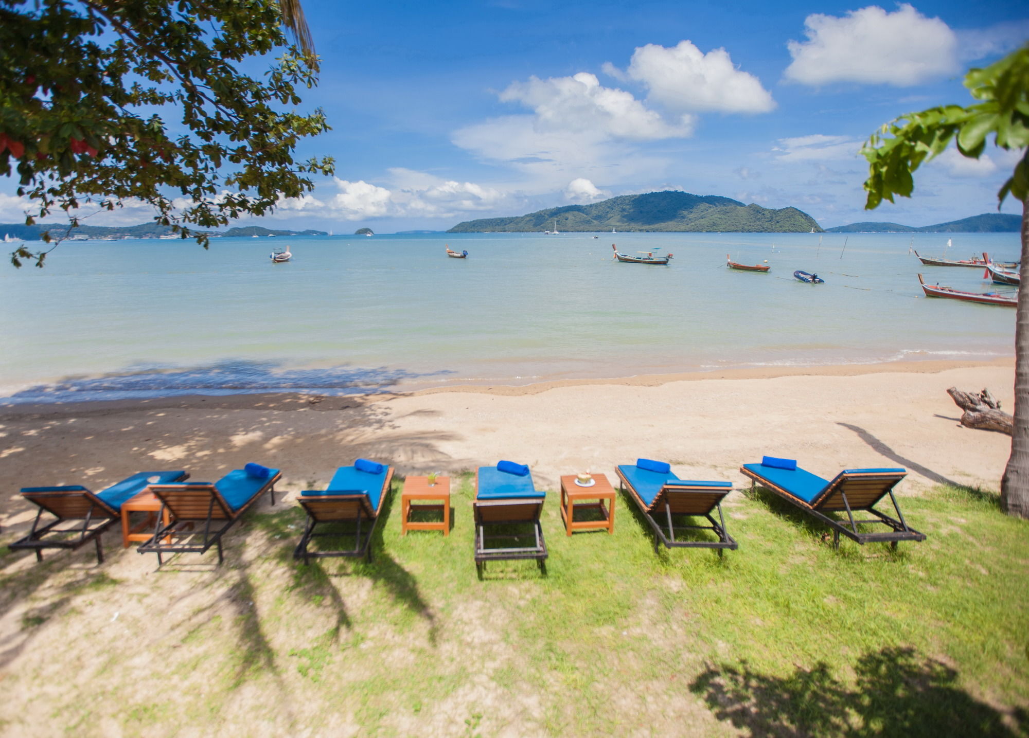 Chalong Beach Hotel Phuket Rawai エクステリア 写真