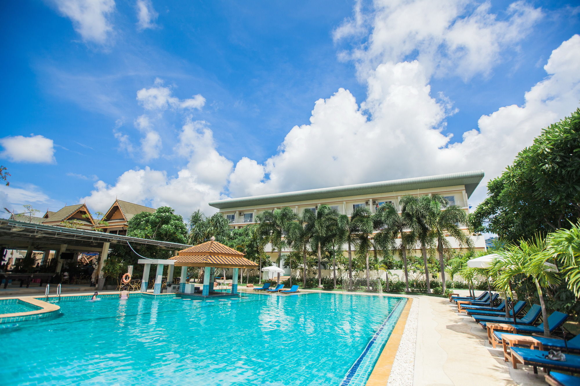 Chalong Beach Hotel Phuket Rawai エクステリア 写真