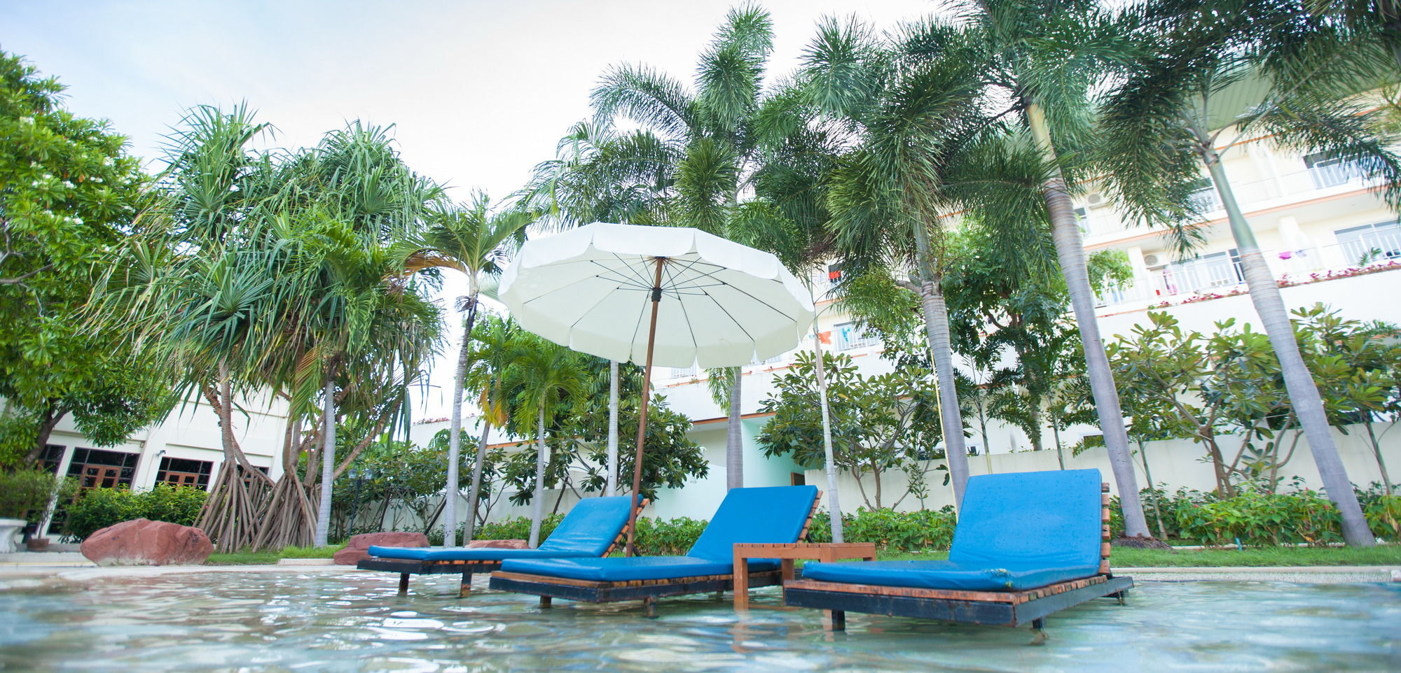 Chalong Beach Hotel Phuket Rawai エクステリア 写真