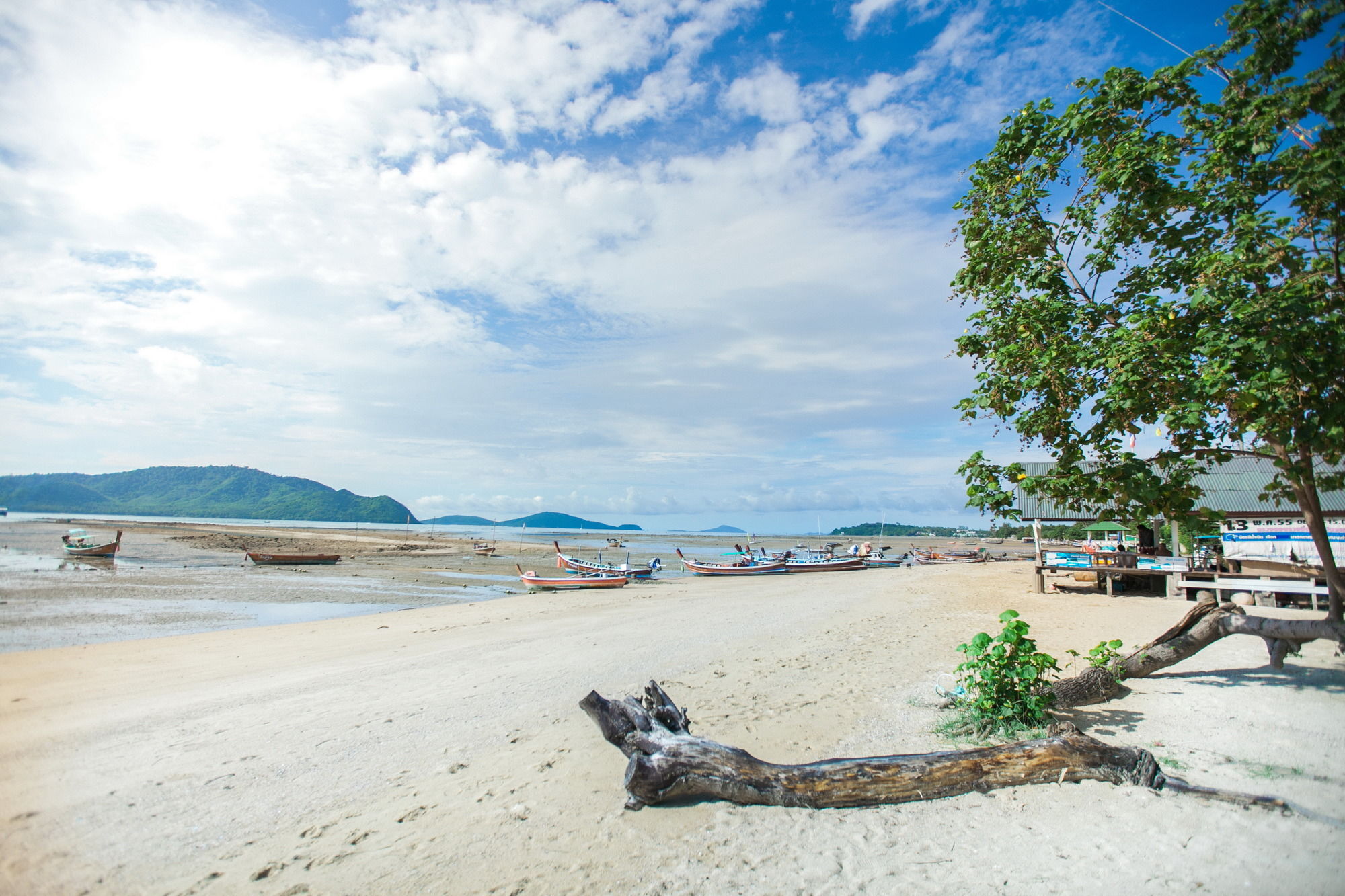 Chalong Beach Hotel Phuket Rawai エクステリア 写真